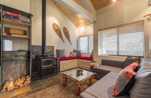 Mammoth Basecamp Condo with Views near Village with AC and Fireplace - Foto 20