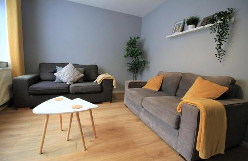 H21 -3 bed Close to Town Drive Parking 2 toilets Contractor Digs - Photo 17