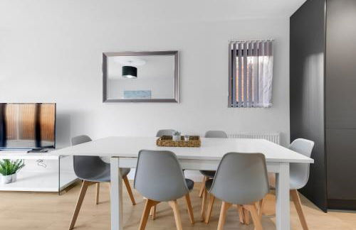 Modern 4 Bedroom House With Parking in Farnham Royal, Slough By 360stays - Foto 11