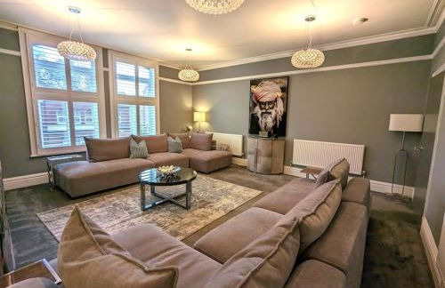 Lux 2 Bed Apartment, 2 Parking spaces, 1 minute to Metrolink - Photo 24