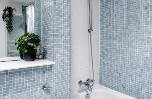 Bright 2-Bedroom Apartment with Scenic Balcony Views - Foto 14