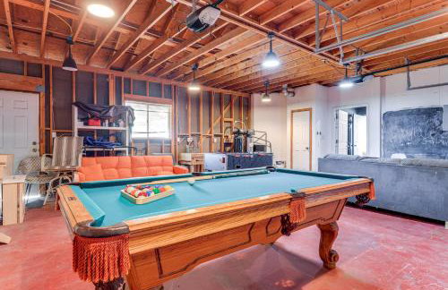 Modern Fischer House with Deck, Fire Pit and Hot Tub! - Foto 25