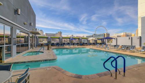 Royal Oasis Suite at Platinum Hotel-Strip Views - Foto 2, sunbed