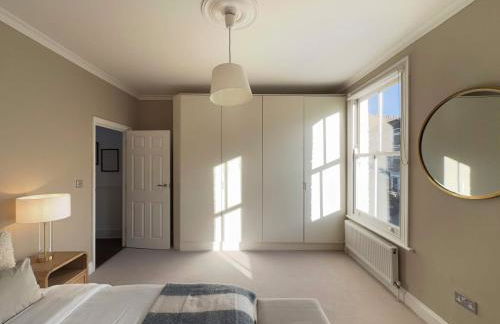 Behind the Blue Wall - Foto 32