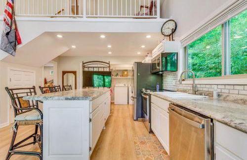 Lakefront Retreat with Multi-Level Deck and Dock! - Foto 9