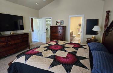 Spacious Eden Getaway w Hot Tub - Foto 29