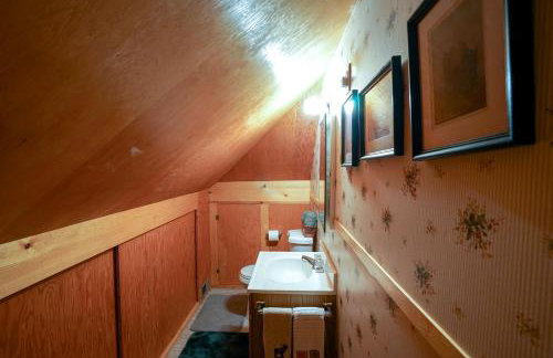 Charming Montana Bungalow with Madison River Views, Steps from Main Street in Ennis, MT - Foto 32