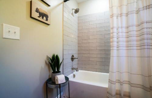 Par-Tee Haus I- Game Room & Hot Tub-Walk to Helen - Foto 35