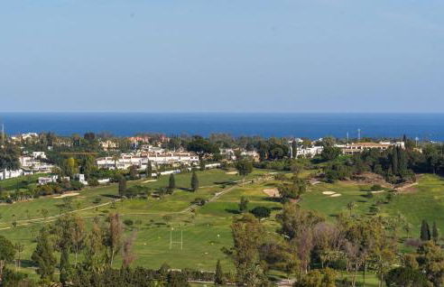 Serene hideaway, luxurious 2-bedroom penthouse apartment in the exclusive Paraíso Pueblo - Photo 37