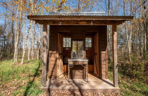 Gorgeous Fully Restored Caravan Nestled in the Trees Along Silver Lake for a Unique Vacation in Woodridge, New York - Foto 33