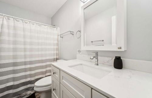 Spacious 3BR Lakefront Cottage with Stunning Views - Foto 23