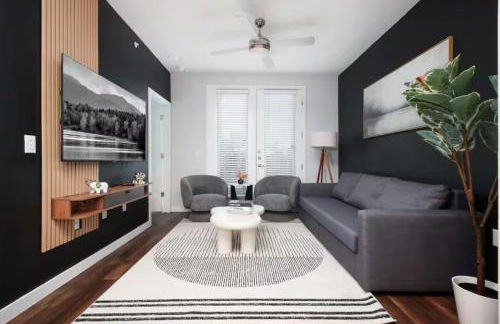 Chic 1BR w Gym & Parking Near Rvrwalk & Dome - Foto 1