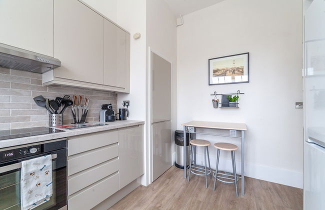 Spacious 3-bed flat by popular Waterloo - Photo 17