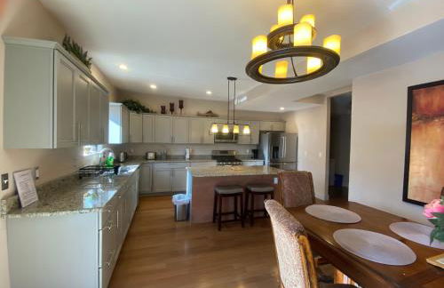 Huge Cozy Home with Many Bedrooms in Ivywild - Foto 25