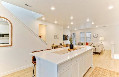 Modern 4BR Home Rooftop Patio Mountain Views - Foto 17