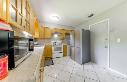 Fenced-In Yard Home 3 Mi to Hard Rock Stadium! - Photo 12