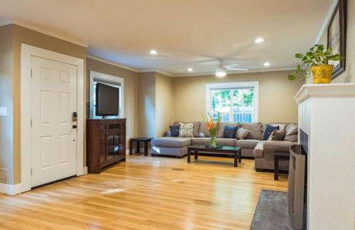 Lovely House near Downtown, Home away from Home! - Foto 1