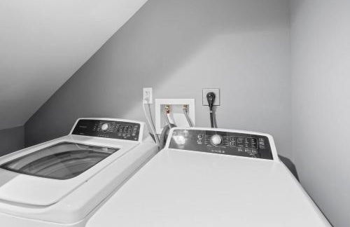 Charming Home Parking, Sleeps 10, WFH Space - Foto 17