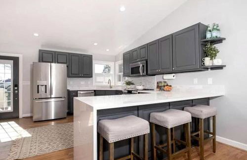 Waterfront Retreat with Spectacular Interior, Jacuzzi and Game Room in NC - Foto 63