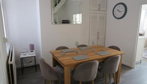 NEW 4 Bed house close to train station and town - Foto 3