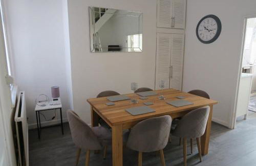 NEW 4 Bed house close to train station and town - Foto 3