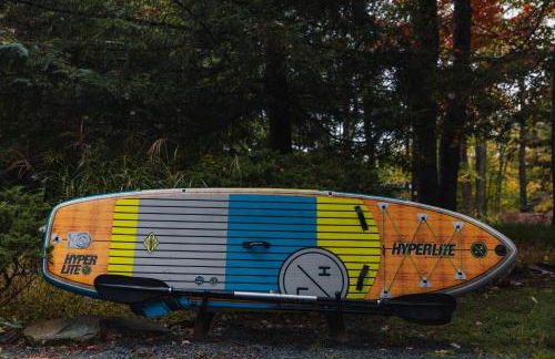 Family Pocono Gem by the lake with private sauna, hot tub, and huge game room - Foto 53