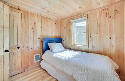 Lakefront Kalkaska Cottage with Fire Pit! - Foto 17