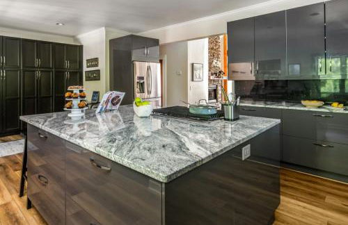 Stunning 4BR Retreat, Deck, Ping Pong, Near Marina - Foto 17