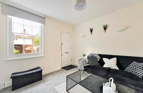 Central Canterbury Gem New Refreshed Decor Sunny Deck Outdoor Furniture FREE Parking 2BR 2BA TOP Location - Foto 51