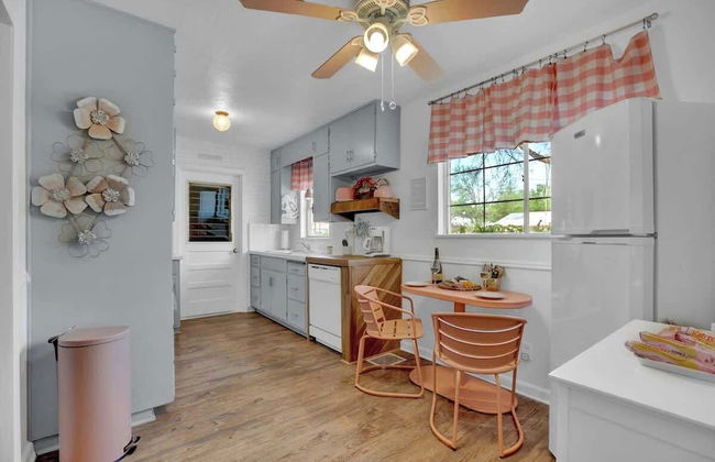 Willkommen to Pink Haus 1 Mile to Main Street! - Foto 18