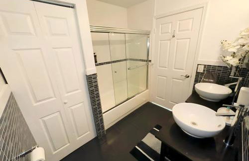 Luxurious 4-Bedroom House with Pool - Foto 9