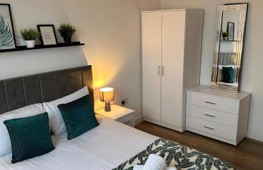 Two Bedroom City View Apartment Liverpool by StaySavvy Accommodation - Photo 3