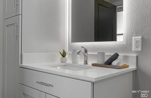 Deluxe 2BR Near Amp, Culture & Walmart wPool - Photo 21