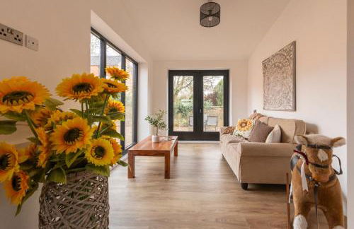 Stunning 5-bed Barn Conversion in Newark-on-Trent by Renzo, Beautiful Surroundings, Sleeps 10! - Foto 6