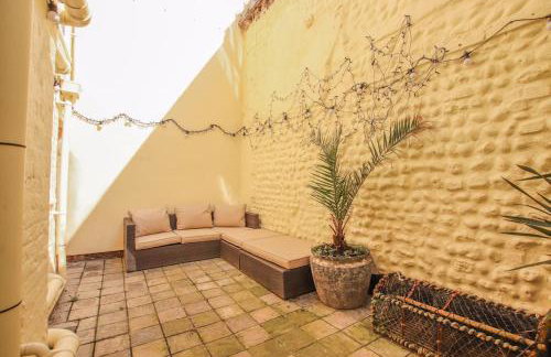 Stunning Cromer beach house with sea views - Photo 25