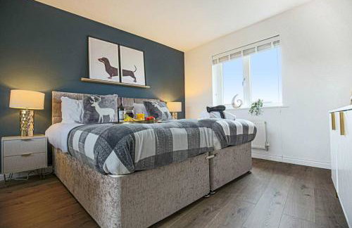 Luxury 5 Bedroom 3 Bathroom House - Smart TVs with Sky and Netflix, Super Fast WiFi, Free Parking by Yoko Property - Foto 22