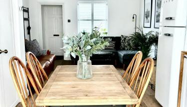 Stunning 3 bedroom & 2 bathroom cottage with patio - Foto 4