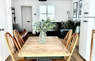 Stunning 3 bedroom & 2 bathroom cottage with patio - Foto 4