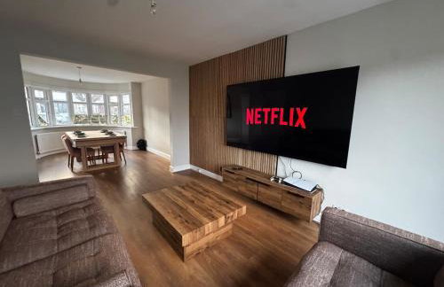 Modern 3-Bedroom House with Private Parking - Photo 17