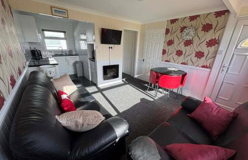 116, Two bed Chalet on California Sands Holiday Park - Sleeps 5, pet friendly, includes FREE pool passes, Free Entry to Clubhouse - plus Electric, WiFi, bed linen and towels all included - only 300m from the beach! - Photo 15