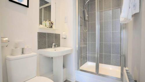 Prime Location - 4 Bedroom 3 Bathroom House - Sleeps up to 8 - Free Parking, Fast Wifi, Balcony, Smart TV and Private Garden by Yoko Property - Foto 4, towels, Shower