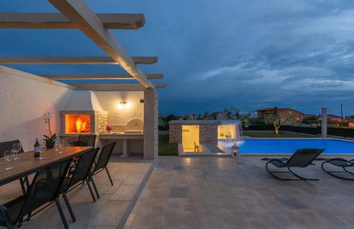 Villa Vistra, Brand New Luxury Villa with Poolbar - Foto 4