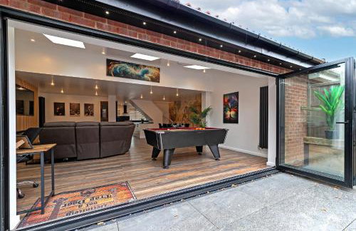 Contractors Heaven-POOL TABLE-THREE BEDROOM HOUSE WITH SEPARATE ONE BEDROOM SELF CONTAINED-Close to AIRPORT - Foto 2