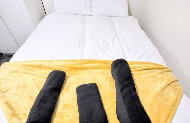 Large Modern House with Parking - Photo 18