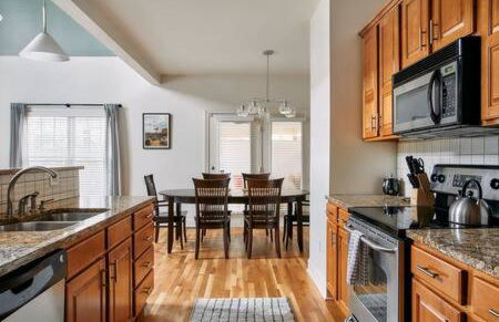 Modern Home next to Vanderbilt Campus with Parking, Screened Porch & Workspace, Walk to Hillsboro Village, Fido & Pancake Pantry, Minutes to Music Row, 12 South & Broadway, Perfect for Families, Friends & University Visits - Foto 18
