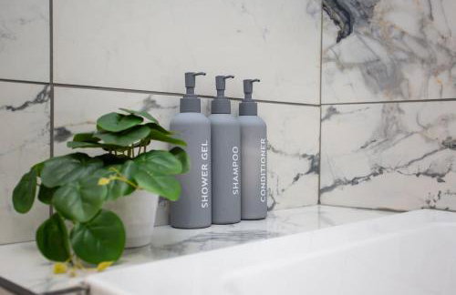 Modern 2BR Pad - 4 Min to Station, Fast WiFi and Smart TVs! - Foto 26