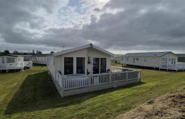 The Blue Lagoon 2 bedroom lodge with hot tub - Foto 32