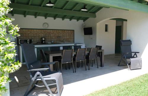 vacation rental with pool and poolhouse, close to arles in moulès- sleeps 8 - Foto 11