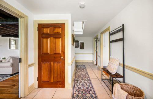 Downingtown Manor - 1900s Farmhouse with Creek Views - Foto 4