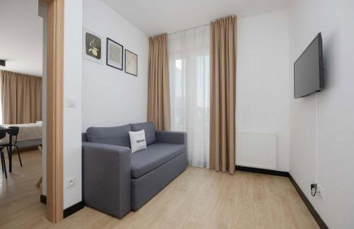 Bright Apartments with Air Conditioning, close to the Metro Station and PGE National by Noclegi Renters - Foto 14